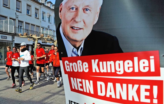 Der SPD-Spitzenkandidat fr die Landta...nem Foto von  Oskar Lafontaine vorbei.  | Foto: dapd