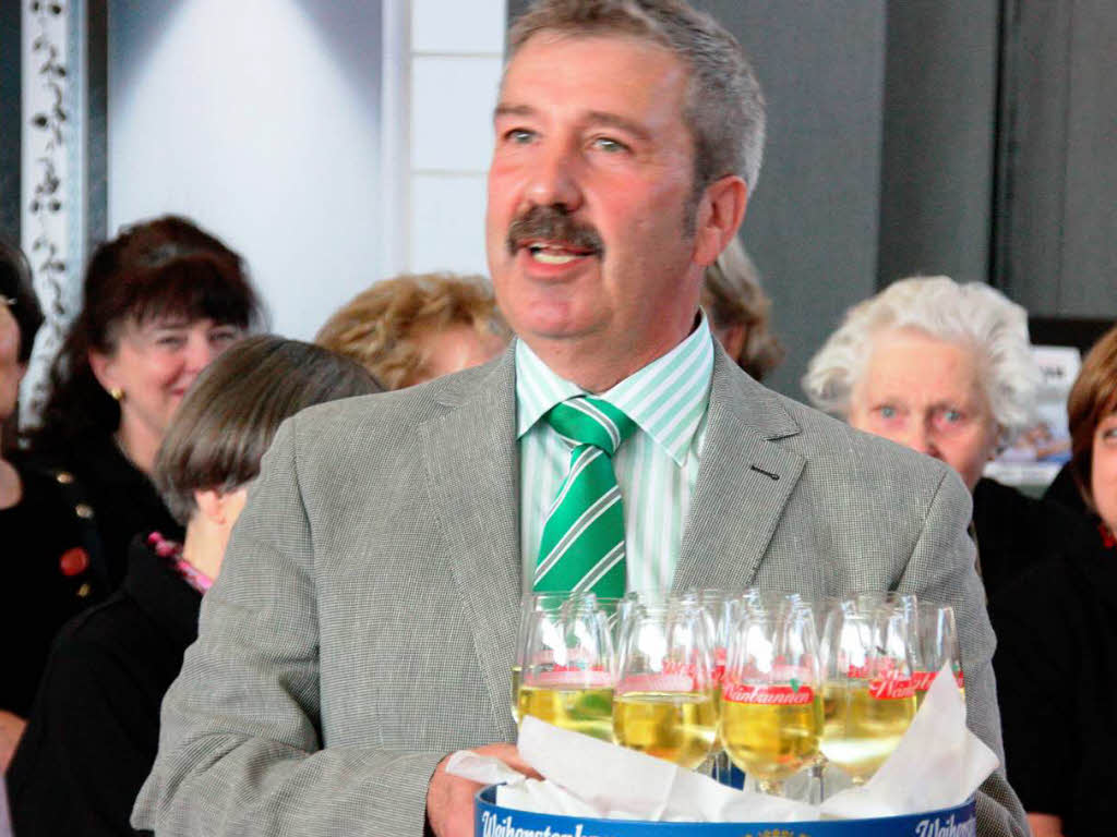 Organisator Ulrich Glockner kredenzte  nach der Messeerffnung Burkheimer Wein.