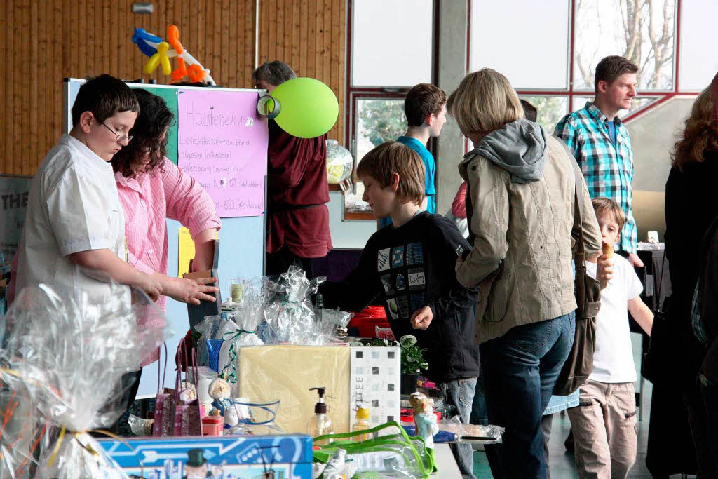 Auf der Empore in der Breisgauhalle fand ein Flohmarkt statt.