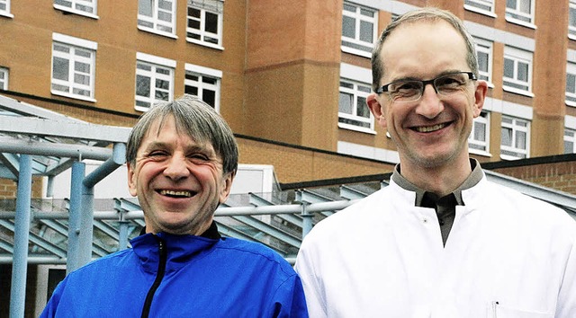 Klaus Ritter (links) und sein Operateur,  Chefarzt Jrg Simon   | Foto: siefke