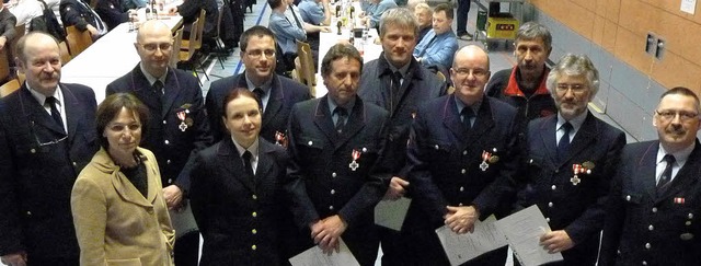 Zahlreiche Feuerwehrleute wurden fr 2...fr 40-jhrigen Dienst ausgezeichnet.   | Foto: weizenecker