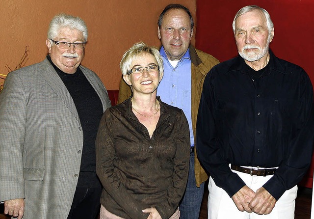 Rolf Kopf (links) ehrte langjhrige Mi...ch und  Hans Schulz (Ehrenmitglieder).  | Foto: HEIDI FSSEL