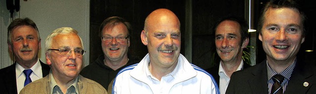 Die Zukunft des Fuballclubs Neustadt ... ist Uwe Werner (Dritter von rechts).   | Foto: Eva Korinth