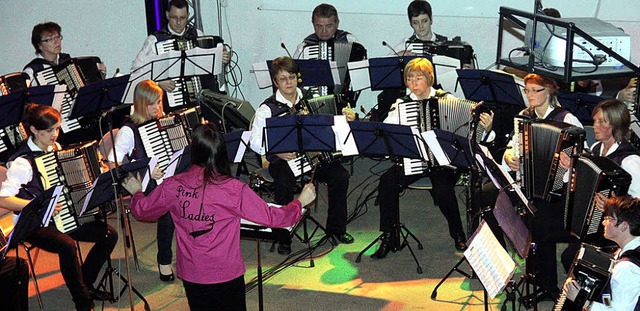 Musikantischer Drive kombiniert mit wi...rt des Harmonika-Orchesters Kandern.    | Foto: Walter Bronner