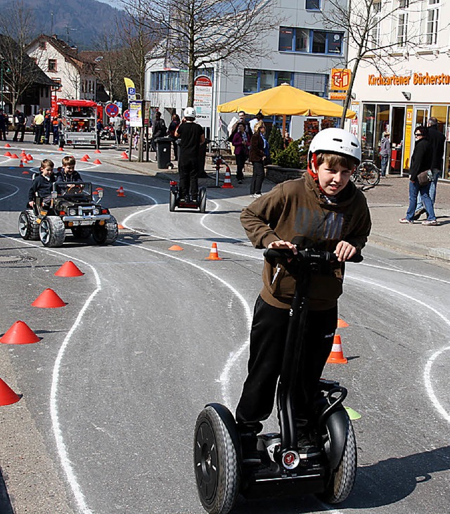 Der Gleichgewichtssinn wurde bei einem Segway-Parcours auf die Probe gestellt.  | Foto: Andreas Peikert