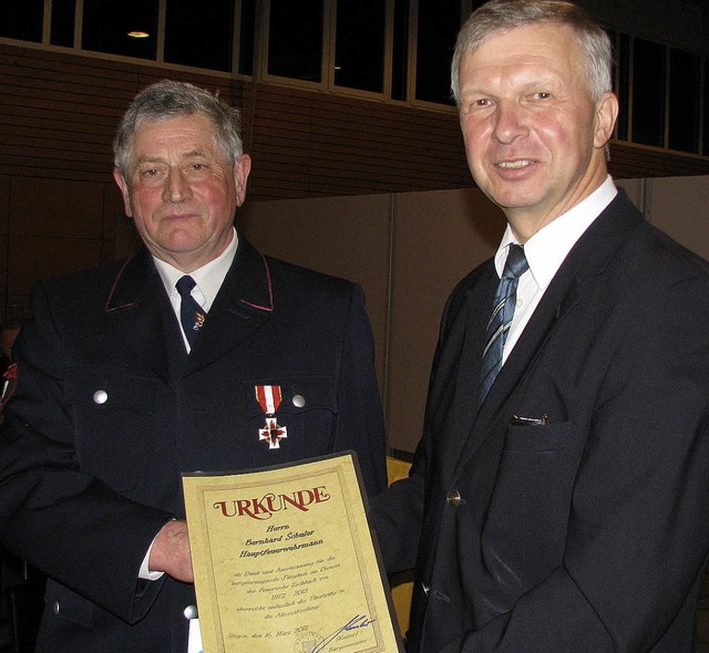 Seit 40 Jahren in der Feuerwehr: Brge...Kuster (rechts) ehrt Bernhard Schuler   | Foto: Monika Rombach