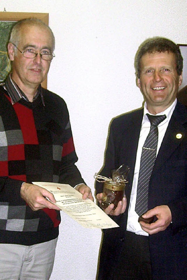 Josef Fischer (rechts) wurde fr 50-ma... von Ortsvorsteher Josef Wernet geehrt  | Foto: zvg