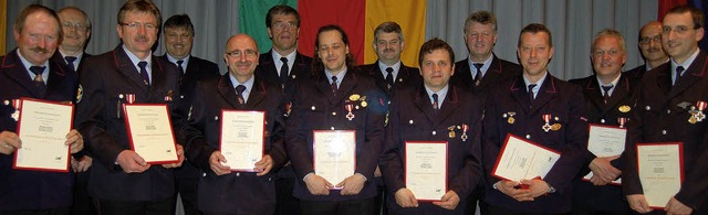 Die Feuerwehrmnner, die 25 Jahre und ...lung in der Alban-Spitz-Halle geehrt.   | Foto: petra Wunderle