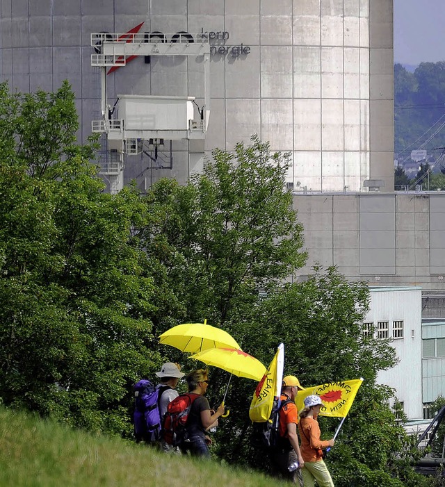 Atomkraftgegner vor dem Kernkraftwerk Beznau   | Foto: AFP