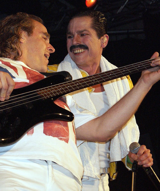Mit charismatischer Ausstrahlung und p...Stowasser (Bass) und Snger Harry Rose  | Foto: miloslavic