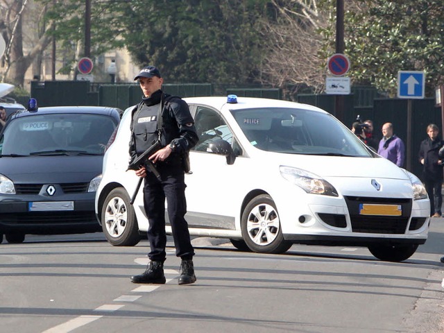 Die Polizei hat Abdelkader Merah, der ... wo er einem Richter vorgefhrt wurde.  | Foto: AFP