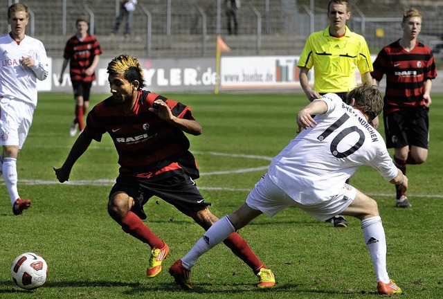 Der Freiburger  Mohamed Gouaida im Zwe...t  Bayern-Spieler Patrick Weihrauch.    | Foto: ACHIM Keller