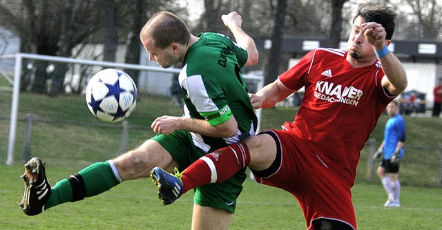 Zweikampf: Der Villinger Philipp Mango... Taskin Thum vom FC berlingen durch.   | Foto: reinhardt