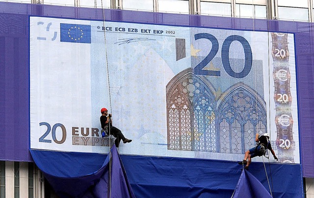 Ein Bild aus besseren Tagen, aus dem A... Zentralbank einen riesigen Schein an.  | Foto: dpa