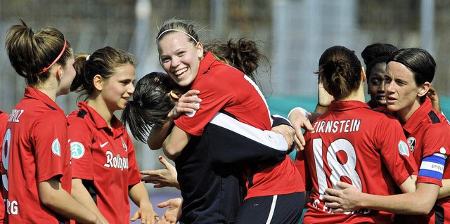 Kollektive Freude in Rot: Margarita Gi...egt in den Armen einer Mitspielerin.    | Foto: seeger