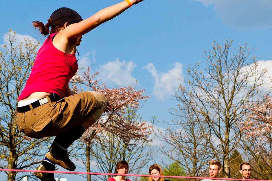 Abgehoben - Slackline in Freiburg. (Foto: Carlotta Huber) Abgehoben - Slackline in Freiburg. (Foto: Carlotta Huber)