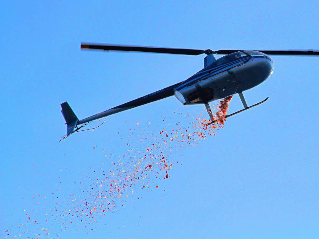 Vom Hubschrauber aus regnete es Blten auf die Endinger Innenstadt, doch der Nordwind macht einen zielsicheren Abwurf schwierig.