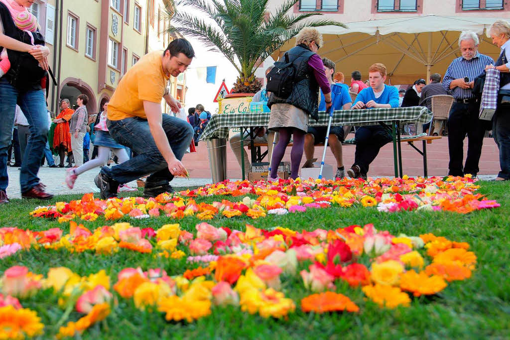 Bltensonntag in Endingen: Immer dichter wurde die Zahl 1150 – ein Hinweis aufs Stadtjubilum – auf dem Rollrasen am Marktplatz