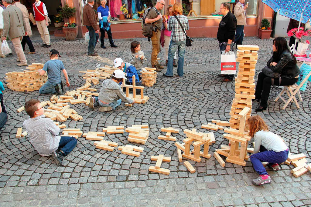 Bltensonntag in Endingen: Die Riesenbaukltze forderten kleine Baumeister heraus.