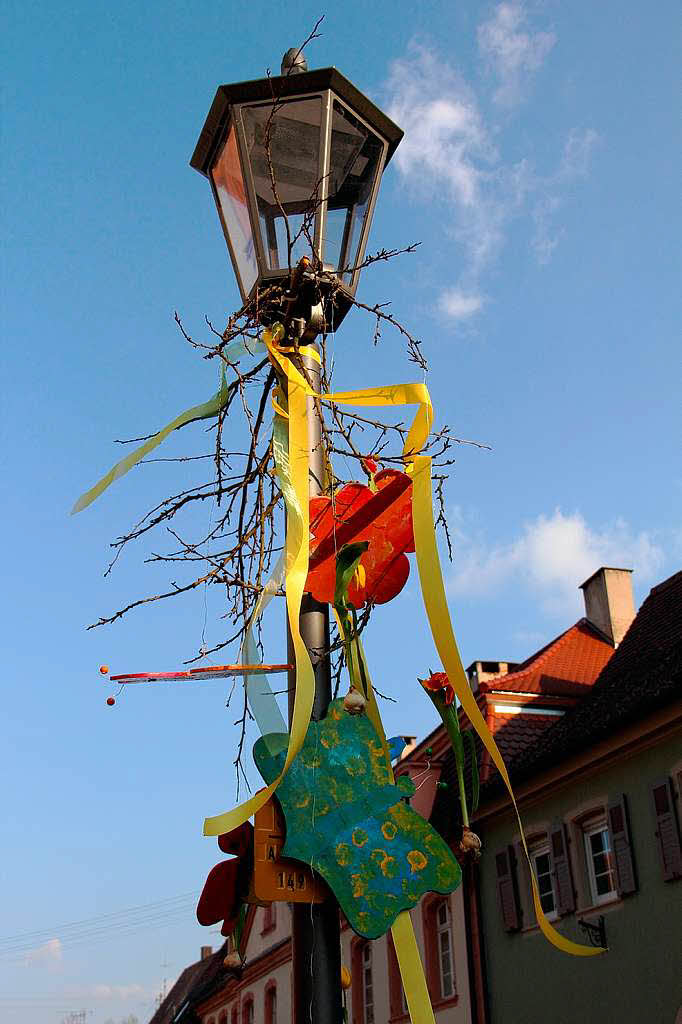 Bltensonntag in Endingen: Auch die Straenlaternen waren bunt geschmckt.