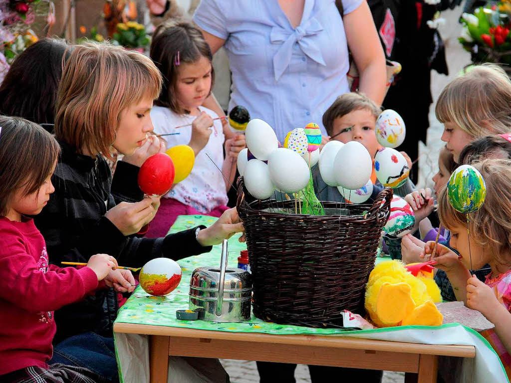 Bltensonntag in Endingen: Vorsterlichen Mal- und Bastelspa fr die Kleinen gab es am Marktplatz.