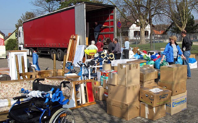 Zahlreiche ehrenamtliche Helfer packte...t wegwerfen&#8220;  nach Polen mit an.  | Foto: Ruth Seitz