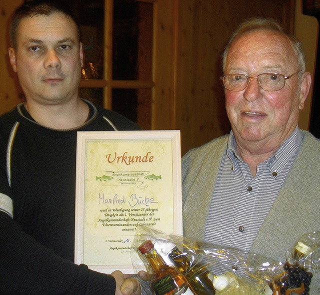 Volker Kleis berreichte an Manfred B...ungs-Urkunde zum Ehrenvorsitzenden.     | Foto: Michael ganz