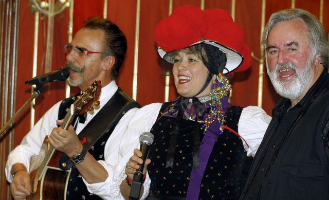 Martina Jkle,  Hubert Herzog (links) ...ann intonieren die Schwarzwald-Hymne.   | Foto: H. Fssel