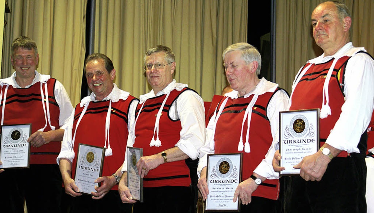 Für 50 Jahre wurden (von rechts) Chris...  für 40 Jahre Mitgliedschaft geehrt.   | Foto:  Werner Probst