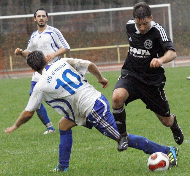 ber Ball und Bein: Der Bad Sckinger ...det  Vesel Alidemaj vom VfB Waldshut.   | Foto: Michael Neubert