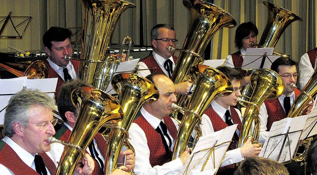 Geballte Ladung Blech: der Musikverein...nzert nur eine Aushilfe am Schlagzeug.  | Foto: Johannes Wasmer