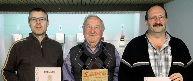 Treue Schtzen (von links): Klaus und ...Herrmann, Vorsitzender Karl-Heinz Huck  | Foto: Wolfgang Knstle