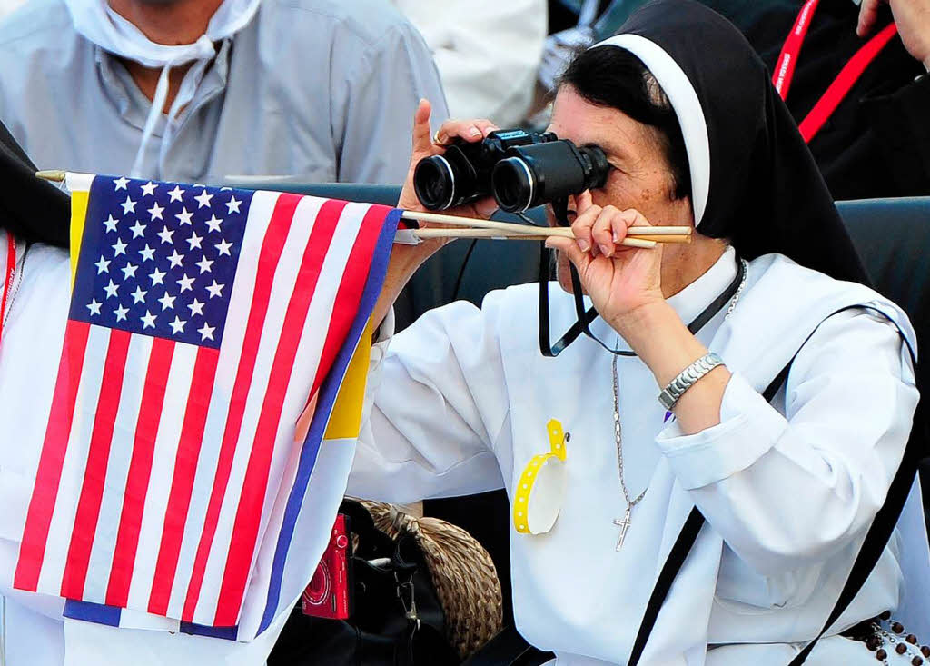 Nonne mit Stars and Stripes bei der Messe