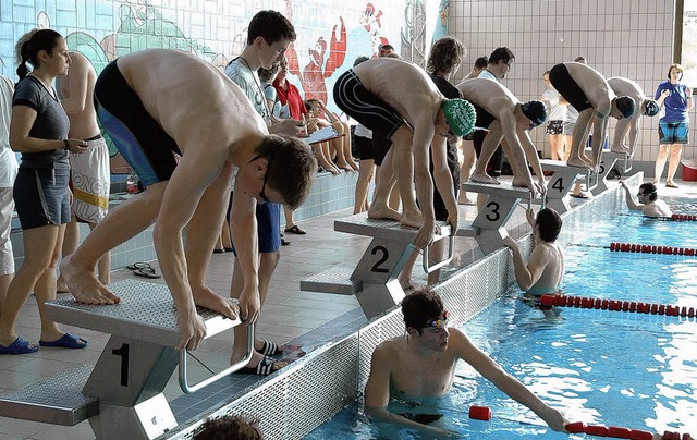 Gedrnge herrschte bei den Starts des ...alschwimmens im Grenzacher Hallenbad.   | Foto: Heidemarie Wussler