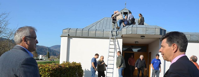 Der Kapelle Fahrnau aufs Dach gestiege...r Besichtigung diesen Blick zuwarfen?   | Foto: Andr Hnig