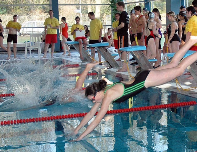 2011 traten Jugendliche in verschieden...rracher Schwimmbad gegeneinander an.   | Foto: Britta Wieschenkmper