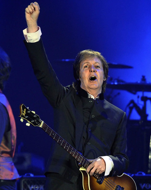In Siegerpose: Paul McCartney am Montagabend in Zrich   | Foto: dpa