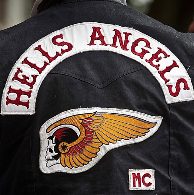 Ein Mitglied der Rockerbande Hells Angels mit Emblem.   | Foto: dapd
