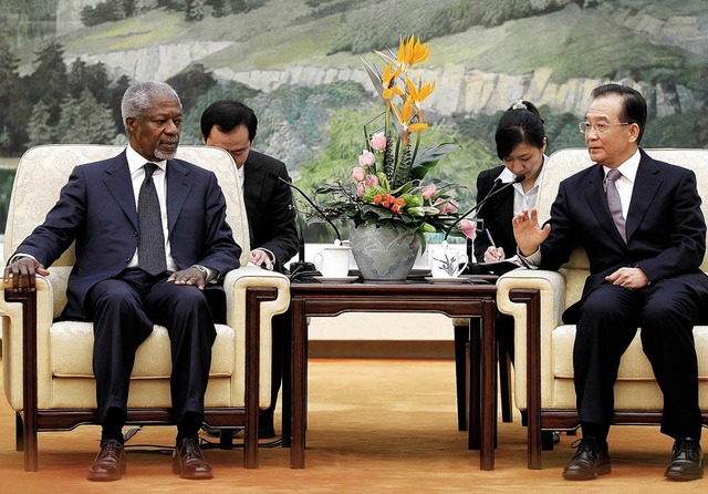 Der chinesische  Regierungschef  Wen J... Kofi Annan seine Hilfe in Syrien zu.   | Foto: DPA