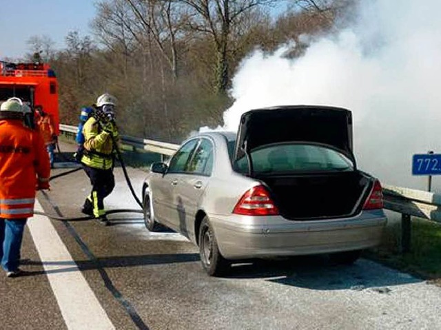 Lscharbeiten auf der Autobahn: Auch d...brennenden Mercedes nicht mehr retten.  | Foto: Polizei