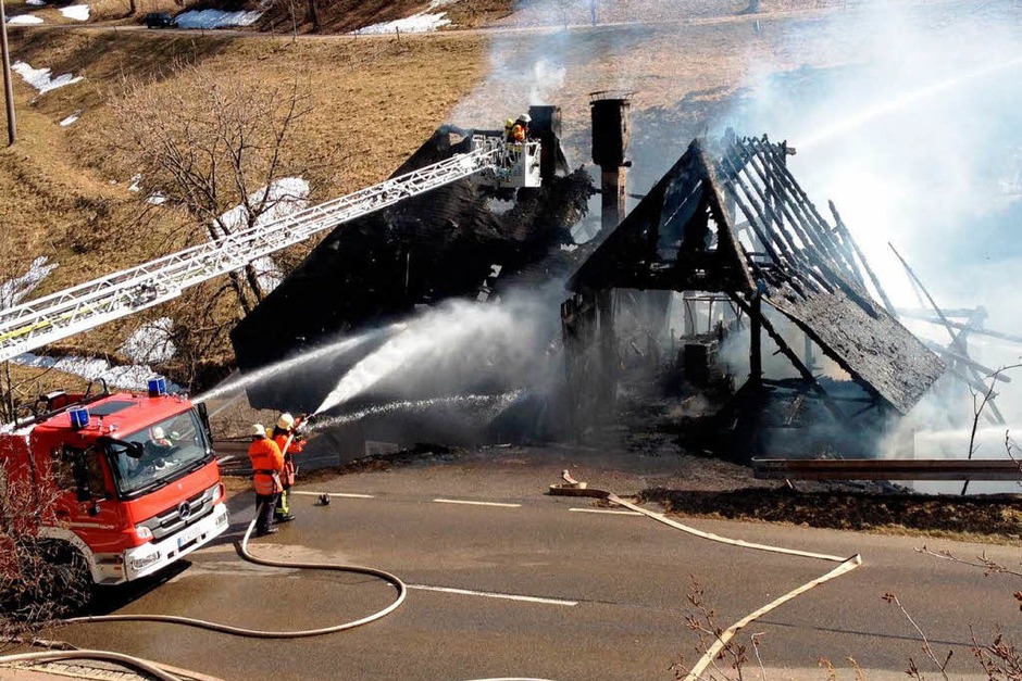 Großbrand auf dem Schauinsland: Die Feuerwehren konnten den alten Bauernhof in Hofsgrund nicht retten. (Foto: Dominic Rock) Großbrand auf dem Schauinsland: Die Feuerwehren konnten den alten Bauernhof in Hofsgrund nicht retten. (Foto: Dominic Rock)