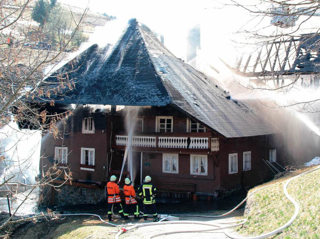 Grobrand auf dem Schauinsland: Die Feuerwehren konnten den alten Bauernhof in Hofsgrund nicht retten.