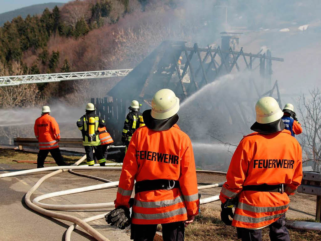 Grobrand auf dem Schauinsland: Die Feuerwehren konnten den alten Bauernhof in Hofsgrund nicht retten.