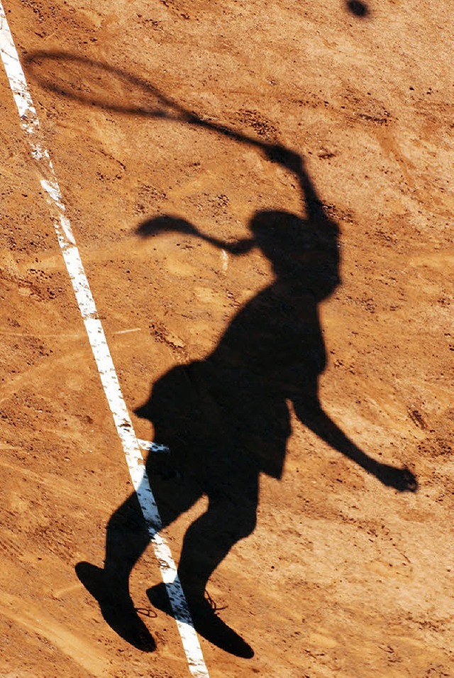 Das Ausben des Tennissports knnte fr die Aktiven knftig teurer werden.   | Foto: AFP