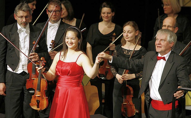 Dirigent Reinhard Goebel (rechts) mit ...anuela Janke in der Lahrer Stadthalle   | Foto: H. Fssel