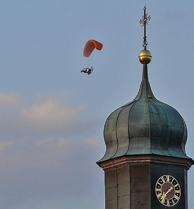 Hoch ber dem Kirchturm von Riedern k... Flugobjekte beobachtet werden.         | Foto: Burger