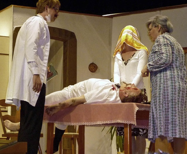 Szene aus dem Dreiakter &#8222;Mutter ... Franz von der Stange wird verarztet.   | Foto: BARBARA Odrich-Rees