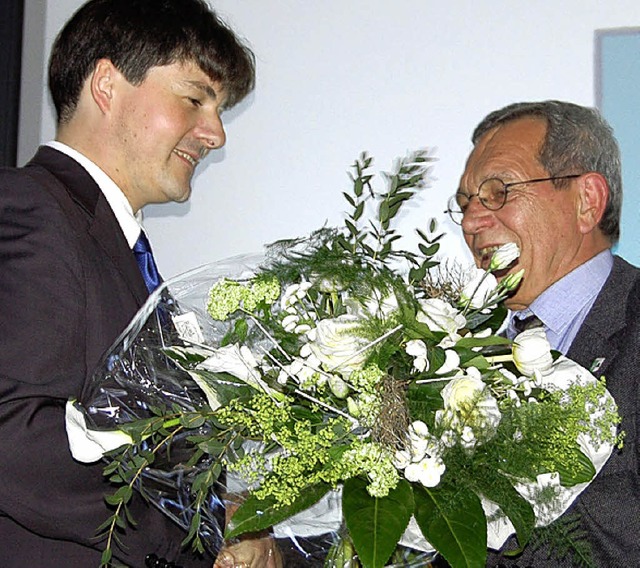 Vor fnf Jahren begann Holger Krezer (... Vorgnger Michael Heitz gratulierte.   | Foto: Archivfoto: Fackler