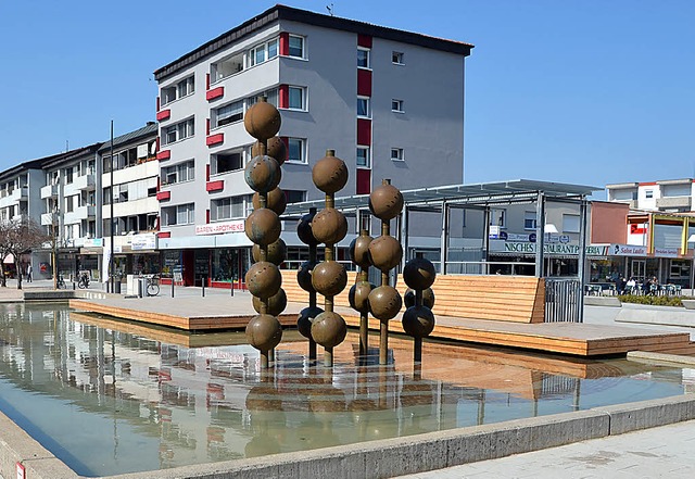 Rund um den Brunnen wird  am Freitag d...ierung des  Berliner Platzes gefeiert.  | Foto: SENF