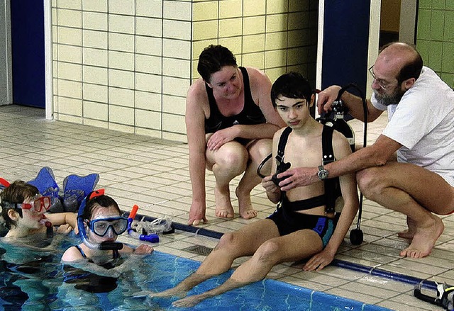 Zum Abschluss der Wintersaison durften...t der Rettungsschwimmer ausprobieren.   | Foto: hans-jochen voigt